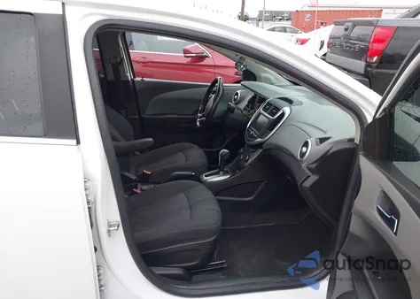 2017 Chevrolet Sonic Lt Auto z USA, uszkodzony, nr VIN 1G1JD5SH6H4137742